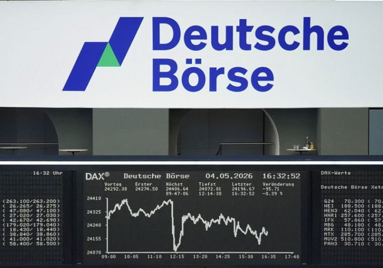 Le graphique de l'indice allemand des prix des actions DAX est photographié à la bourse de Francfort