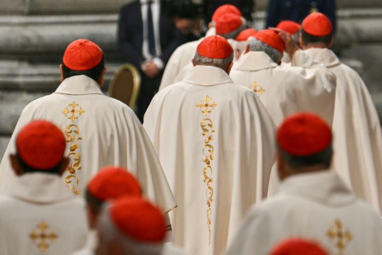 Des cardinaux arrivent pour assister à la messe du 9e jour des novendiales à la basilique Saint-Pierre au Vatican, le 4 mai 2025 ( AFP / Alberto PIZZOLI )