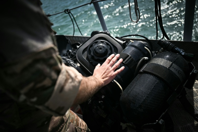 Du matériel de plongée à bord du chasseur de mines tripartite de la Marine française L'aigle, au large de Dieppe, le 14 avril 2026 en Normandie ( AFP / Lou BENOIST )