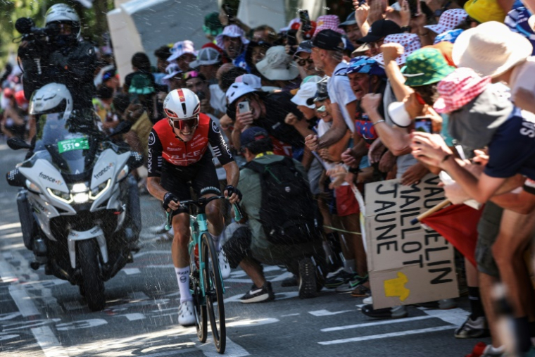 Le coureur français Ewen Costiou dans l'ascension de Mûr-de-Bretagne, lors de la 7e étape du Tour de France, le 11 juillet 2025 ( AFP / Anne-Christine POUJOULAT )