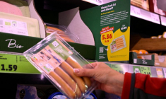 PHOTO DE FICHIER : Un paquet de saucisses dans le supermarché discount Penny, à Berlin