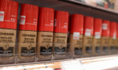Le maquillage Covergirl, propriété de Coty Inc. est mis en vente à Manhattan, New York City