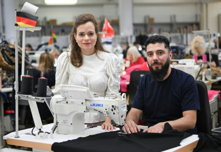 L'Allemande Bonita Grupp, directrice de la compagnie textile Trigema, et son employé syrien Habash Mustafa, le 16 juillet 2025 à Burladingen, dans le sud de l'Allemagne ( AFP / THOMAS KIENZLE )