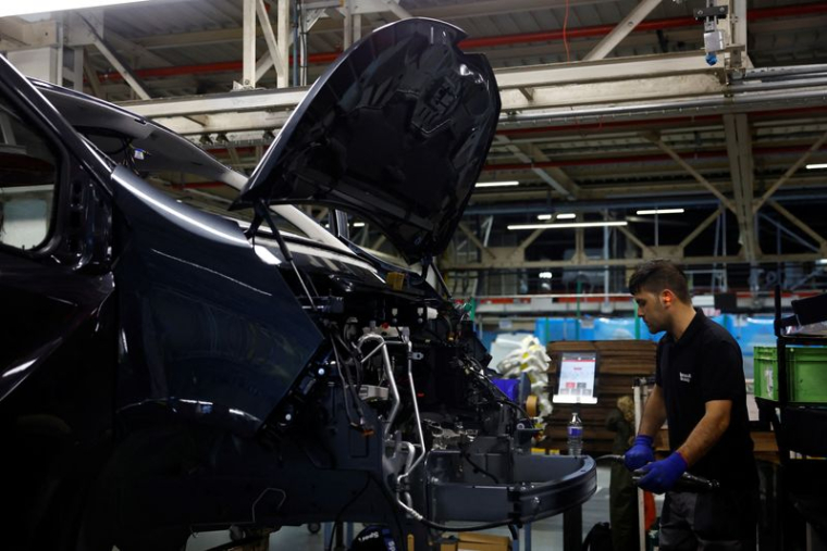Un employé dans l'usine Renault