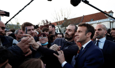 ENTRE OUVERTURE SUR LES RETRAITES ET SOUTIEN DE SARKOZY, MACRON SUR LA CORDE RAIDE