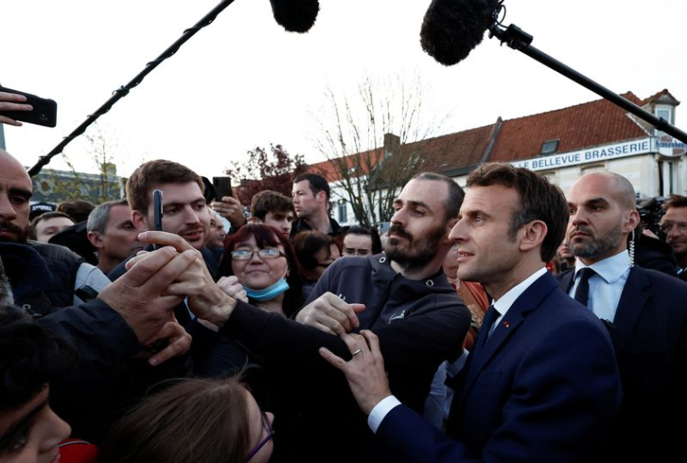 ENTRE OUVERTURE SUR LES RETRAITES ET SOUTIEN DE SARKOZY, MACRON SUR LA CORDE RAIDE