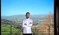 Le chef Michaël Arnoult du restaurant Les Morainières à Jongieux le 20 mars 2026 ( AFP / OLIVIER CHASSIGNOLE )
