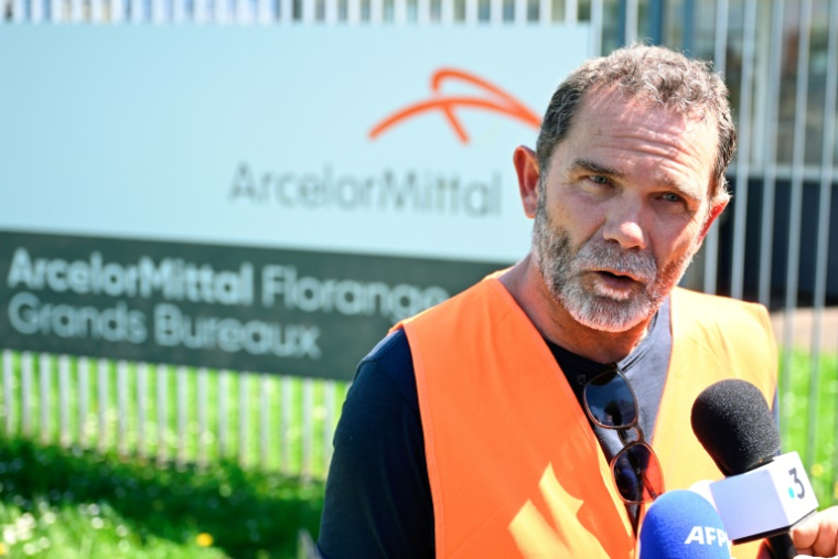 Le responsable du syndicat CFDT Jean Marc Vecrin parlant à la presse durant une manifestation le 30 avril à Florange dans l'est de la France pour protester contre la suppression de quelque 600 postes en France ( AFP / Jean-Christophe VERHAEGEN )