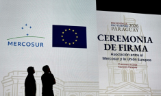 Des ouvriers installent la scène pour la cérémonie de signature de l’accord entre l’Union européenne et le Mercosur au Gran Teatro José Asunción Flores de la Banque centrale du Paraguay, à Asuncion, le 16 janvier 2026. ( AFP / Luis ROBAYO )