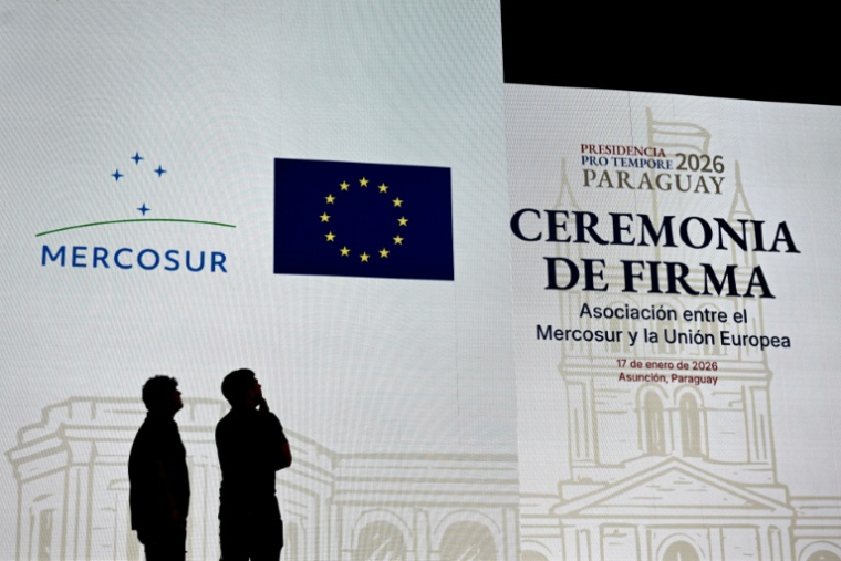 Des ouvriers installent la scène pour la cérémonie de signature de l’accord entre l’Union européenne et le Mercosur au Gran Teatro José Asunción Flores de la Banque centrale du Paraguay, à Asuncion, le 16 janvier 2026. ( AFP / Luis ROBAYO )
