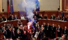 Des députés de l'opposition allume des fumigènes pendant une session du Parlement en Albanie à Tirana le 29 octobre 2026 ( AFP / Adnan Beci )