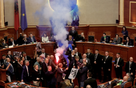 Des députés de l'opposition allume des fumigènes pendant une session du Parlement en Albanie à Tirana le 29 octobre 2026 ( AFP / Adnan Beci )