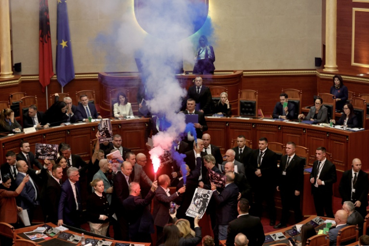 Des députés de l'opposition allument des fumigènes pendant une séance au Parlement, le 29 octobre 2026 à Tirana, en Albanie ( AFP / Adnan Beci )