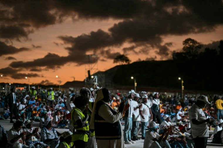 Des fidèles assistent à une prière au sanctuaire marial de Muxima, à environ 130 km de la capitale Luanda, le 19 avril 2026 ( AFP / Alberto PIZZOLI )