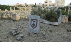 Des débris recouvrent les bases de colonnes en pierre antiques près du site archéologique des thermes romains de Tyr, au lendemain de frappes aériennes israéliennes, le 8 juin 2026 dans le sud du Liban ( AFP / KAWNAT HAJU )