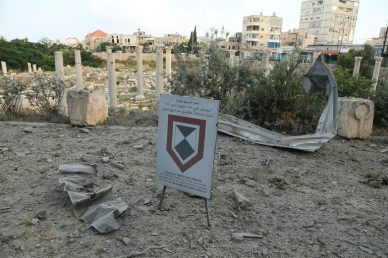 Des débris recouvrent les bases de colonnes en pierre antiques près du site archéologique des thermes romains de Tyr, au lendemain de frappes aériennes israéliennes, le 8 juin 2026 dans le sud du Liban ( AFP / KAWNAT HAJU )