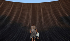 Une femme tient la main d'un bébé alors qu'ils profitent tous deux de la cascade de l'Expo à la COP28, à Dubaï