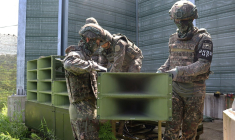 Image fournie par le ministère de la Défense sud-coréen le 4 août 2025 de soldats démontant les haut-parleurs situés à la frontière avec la Corée du Nord ( South Korean Defence Ministry / Handout )