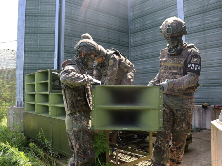 Image fournie par le ministère de la Défense sud-coréen le 4 août 2025 de soldats démontant les haut-parleurs situés à la frontière avec la Corée du Nord ( South Korean Defence Ministry / Handout )
