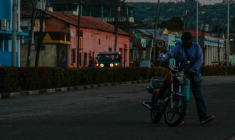Un homme déplace une moto lors d'une panne de courant, le 14 mai 2026 à Santiago de Cuba ( AFP / STRINGER )