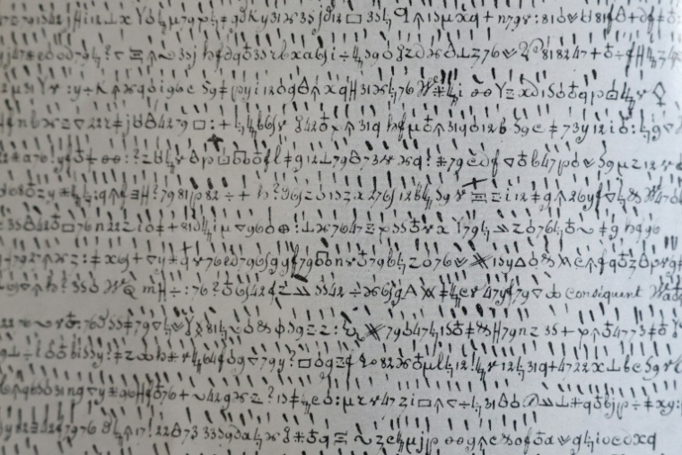 La reproduction d'une lettre de guerre codée remise à l'un des généraux de Napoléon, aux archives militaires du château de Vincennes, près de Paris, le 15 octobre 2026 ( AFP / Anne-Christine POUJOULAT )
