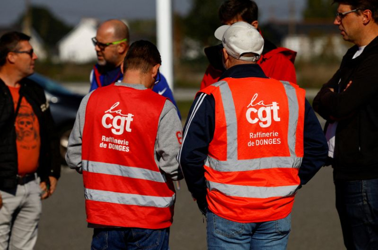 Des syndicalistes de la CGT devant la raffinerie TotalEnergies à Donges
