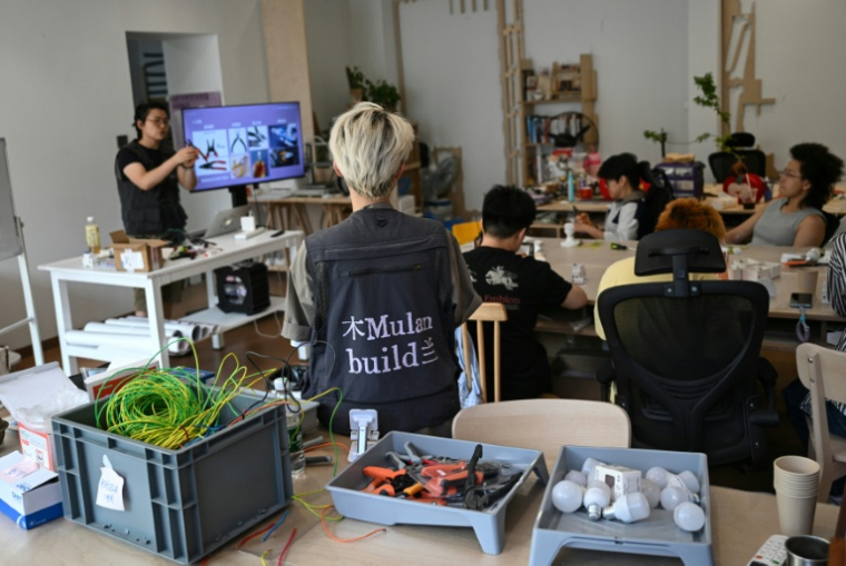 Des femmes participent à un cours d'électricité organisé par l'atelier Mulan Build à Hangzhou, dans la province du Zhejiang, le 28 juin 2026 dans l'est de la Chine ( AFP / Pedro PARDO )