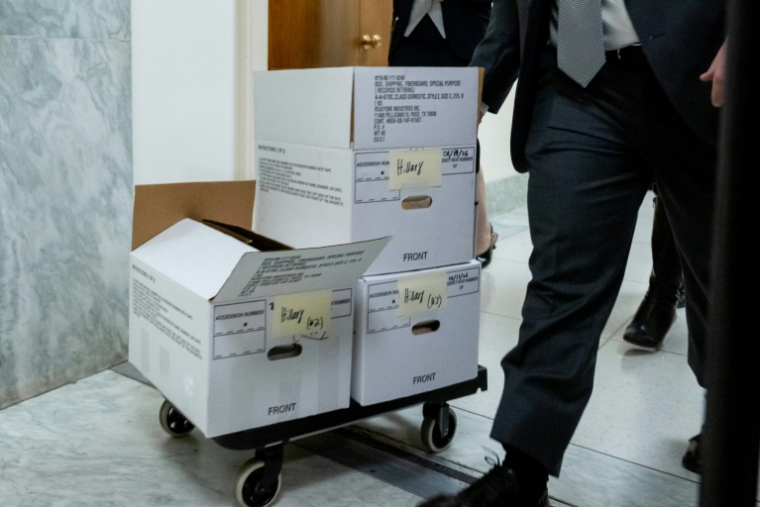 Des cartons marqués "Hillary" sont amenés dans une salle en prévision d'une audition à huis clos de l'ancienne secrétaire d'État américaine Hillary Clinton devant la commission de surveillance de la Chambre des représentants, le 14 janvier 2026 à Washington ( AFP / SAUL LOEB )