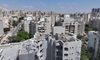 VUES AERIENNES d'un immeuble détruit par une frappe iranienne dans le sud d'Israël