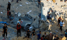 Des Palestiniens à la recherche de victimes après frappes israéliennes à Khan Younis