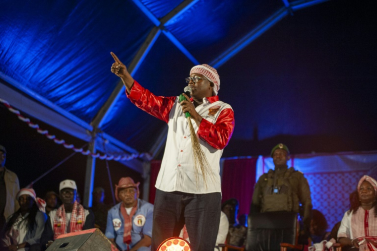 Le président sortant et candidat à sa succession, Umaro Sissoco Embalo, s'adresse à ses partisans lors d'un meeting  politique à Bissau, le 11 novembre 2025 ( AFP / SAMBA BALDE )