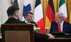 Volodymyr Zelensky, Emmanuel Macron, et Donald Trump, le 18 août 2025, à Washington DC ( AFP / ANDREW CABALLERO-REYNOLDS )