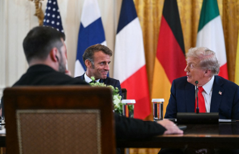 Volodymyr Zelensky, Emmanuel Macron, et Donald Trump, le 18 août 2025, à Washington DC ( AFP / ANDREW CABALLERO-REYNOLDS )