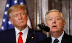 Le sénateur républicain de Caroline du Sud, Lindsey Graham (D) aux côtés de Donald Trump, le 28 janvier 2023 à Colombia, en Caroline du Sud  ( AFP / Logan Cyrus )