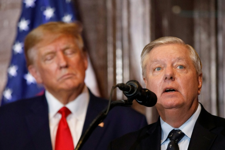Le sénateur républicain de Caroline du Sud, Lindsey Graham (D) aux côtés de Donald Trump, le 28 janvier 2023 à Colombia, en Caroline du Sud  ( AFP / Logan Cyrus )
