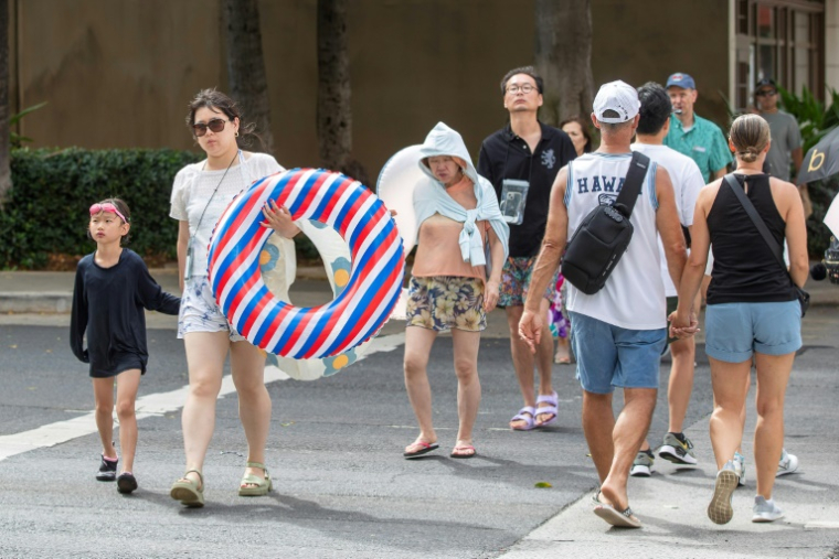 Des personnes quittent la plage dans l'île hawaïenne d'Oahu après une alerte au tsunami, le 29 juillet 2025 ( AFP / Eugene Tanner )
