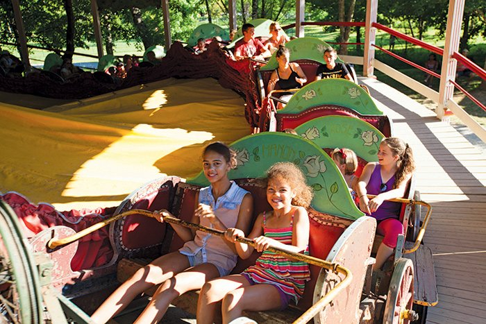 Manèges et jeux d'époque (Capture écran parclebournat.fr)