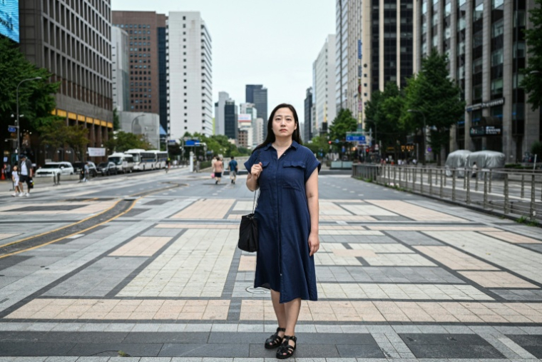 La Sud-Coréenne Baek Song-yi, qui fait campagne pour le droit des victimes de harcèlement au travail, le 17 juillet 2026 à Séoul ( AFP / Jade GAO )