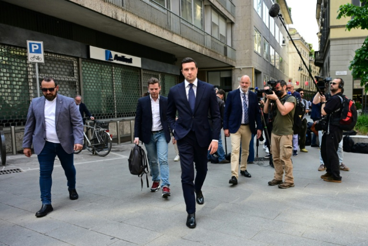 Le président Rassemblement National (RN) Jordan Bardella quitte un point presse en marge d'un meeting organisé par Les "Patriotes pour l'Europe", un groupe politique du Parlement européen, le 18 avril à Milan ( AFP / PIERO CRUCIATTI )