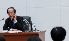 Le gouverneur de la Banque du Japon Kazuo Ueda assiste à une conférence de presse à Tokyo