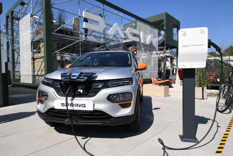 Un Dacia Spring électrique, la voiture de ce type la plus vendue en France. ( AFP / TOBIAS SCHWARZ )