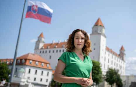 Gabriela Kajtarova, ex-journaliste politique de la chaîne Markiza, pose devant le Parlement slovaque, le 11 juin 2025 à Bratislava ( AFP / Joe Klamar )