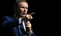 L'homme politique français Nicolas Dupont-Aignan tient un discours lors du "sommet des libertés" au Casino de Paris, le 24 juin 2025 ( AFP / Julie SEBADELHA )