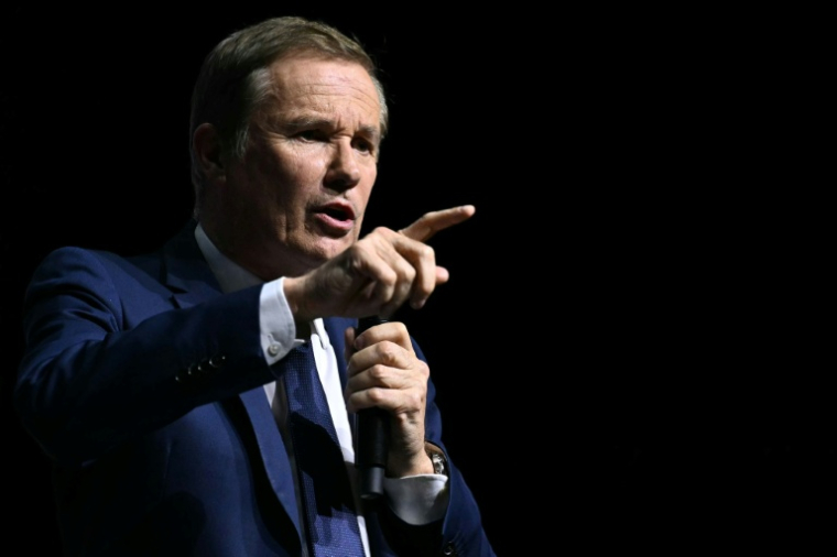 L'homme politique français Nicolas Dupont-Aignan tient un discours lors du "sommet des libertés" au Casino de Paris, le 24 juin 2025 ( AFP / Julie SEBADELHA )