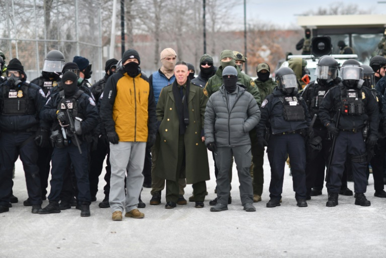 Gregory Bovino avec des agents de l'ICE à Minneapolis, dans le Minnesota, aux Etats-Unis, le 15 janvier 2026 ( AFP / Octavio JONES )