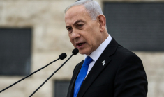 Le Premier ministre israélien Benjamin Netanyahu s'exprime lors de la journée de commémoration des soldats tombés au combat, Yom HaZikaron, le 21 avril 2026 à Jérusalem  ( POOL / Ilia YEFIMOVICH )