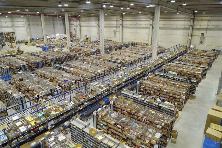 Vue générale d'un des entrepôts logistiques du détaillant de matériel informatique LDLC à Saint-Quentin-Fallavie, près de Lyon