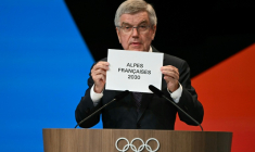 Le président du Comité international olympique (CIO) Thomas Bach annonce l'élection des Alpes françaises pour organiser les Jeux olympiques d'hiver 2030 le 24 juillet 2024 ( AFP / Fabrice COFFRINI )
