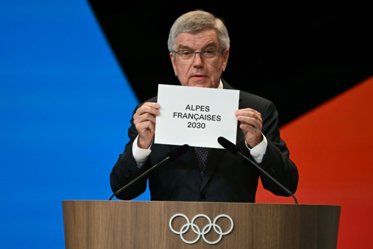 Le président du Comité international olympique (CIO) Thomas Bach annonce l'élection des Alpes françaises pour organiser les Jeux olympiques d'hiver 2030 le 24 juillet 2024 ( AFP / Fabrice COFFRINI )