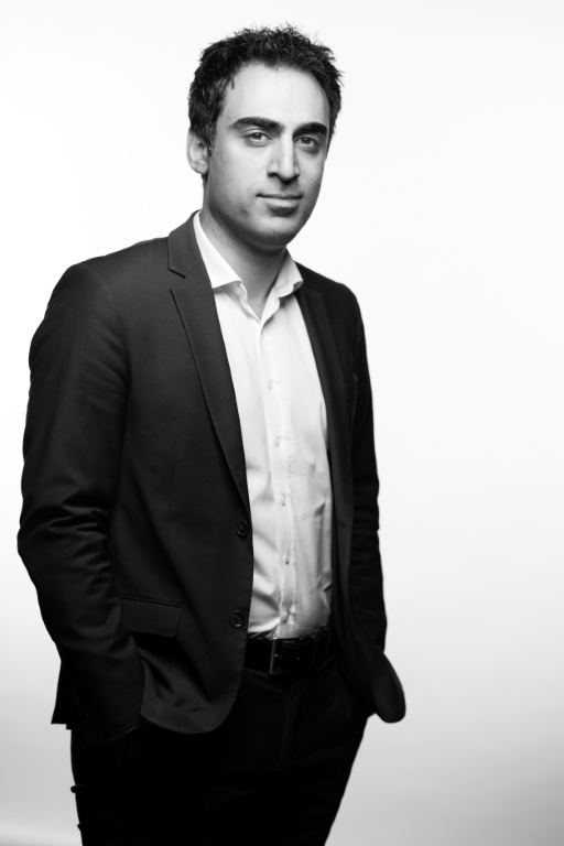 Amir Reza-Tofighi, président de la Confédération des petites et moyennes entreprises (CPME) et chef d'entreprise français, pose lors d'une séance photo à Paris, le 10 avril 2025 ( AFP / JOEL SAGET )